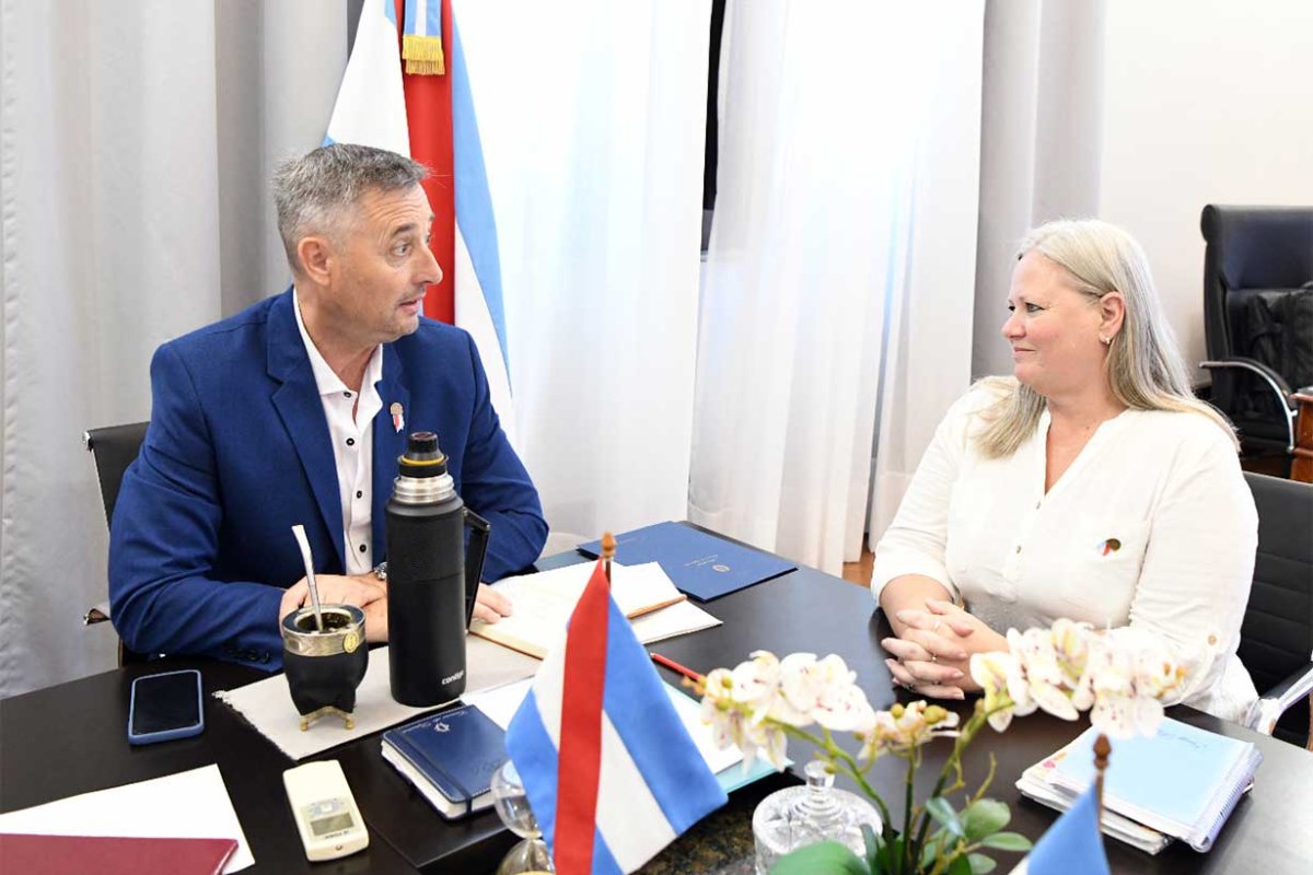 Hein con la presidente de la comisi&oacute;n de Educaci&oacute;n