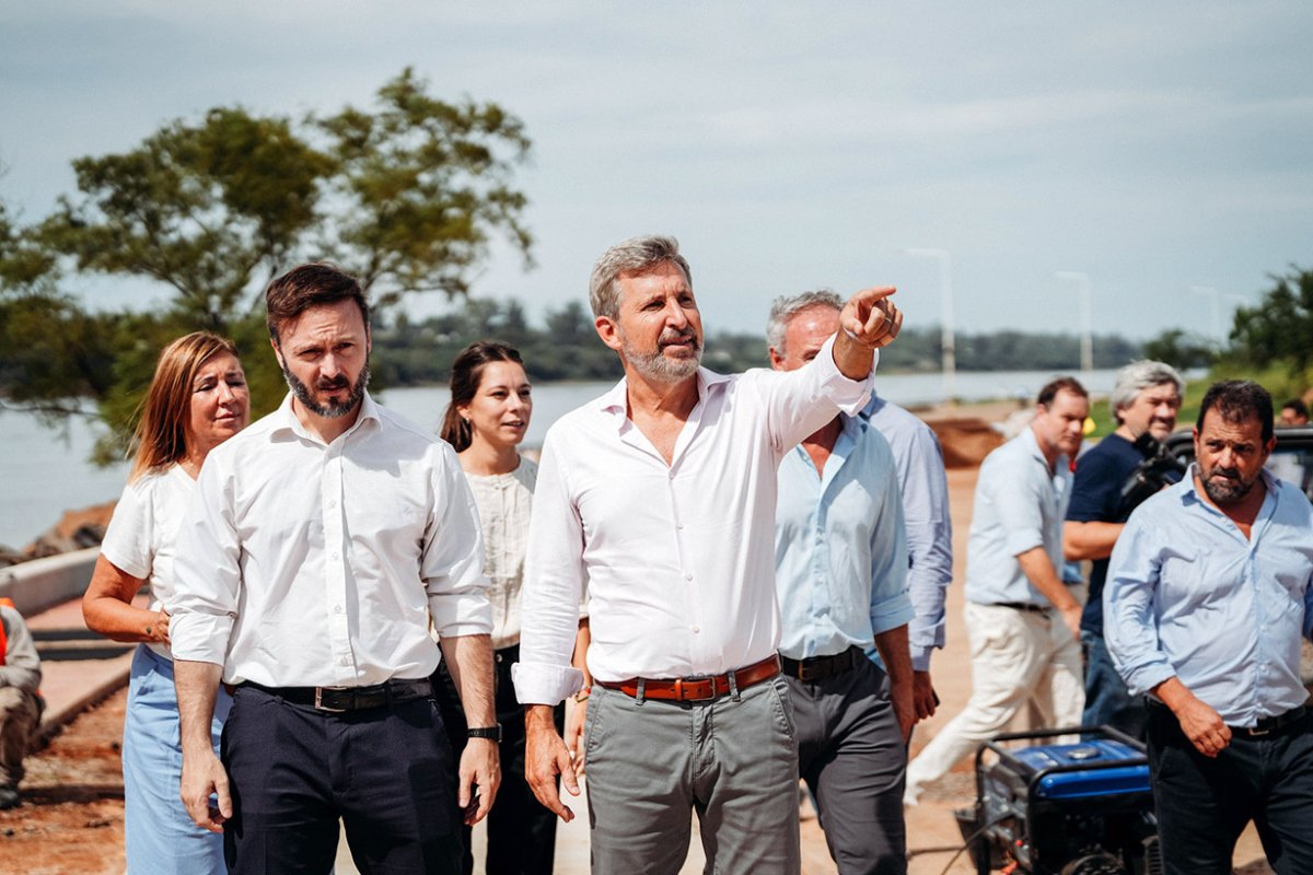 Frigerio y Azcu&eacute; en obras a la vera del Uruguay.