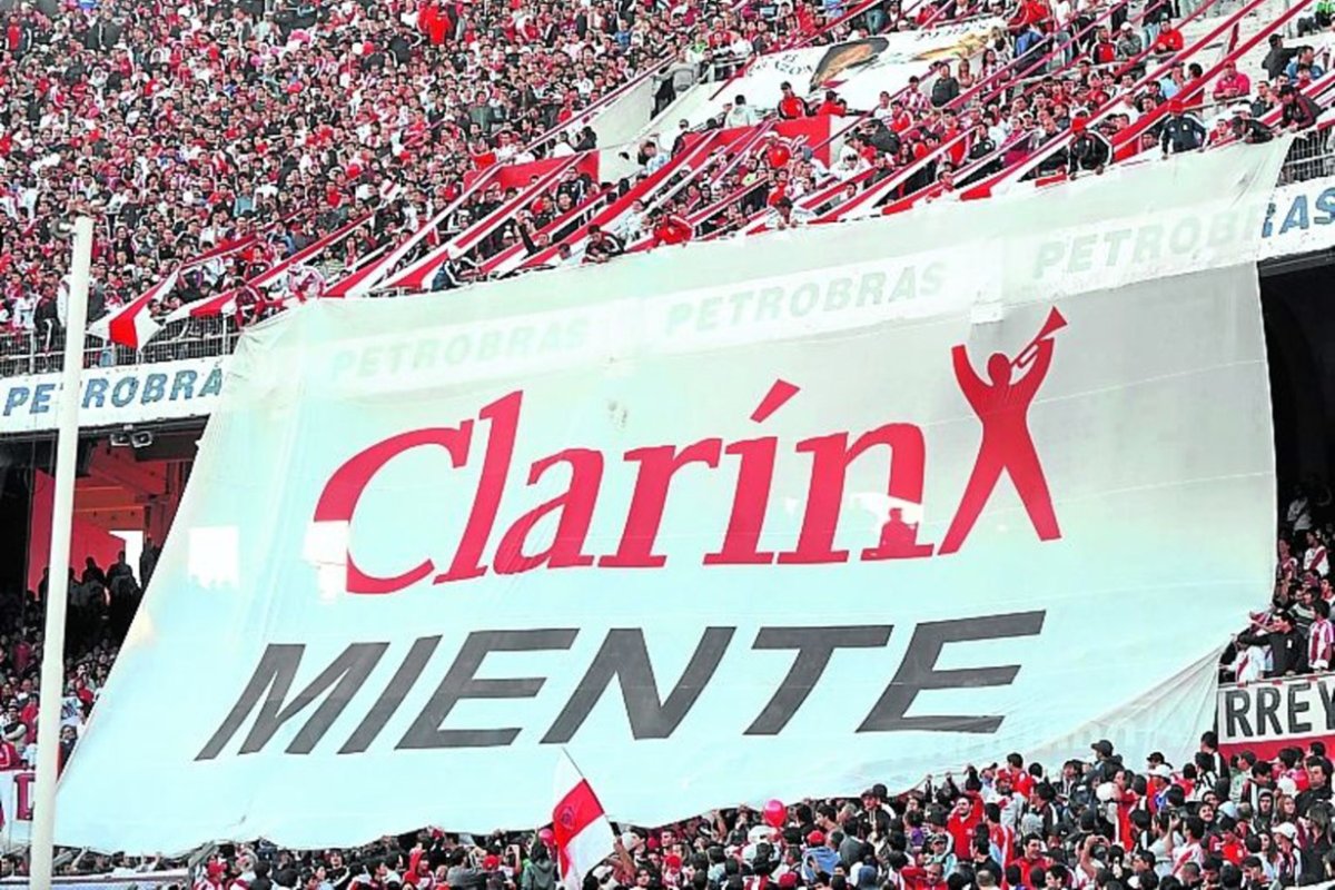 Durante el Gobierno K: bandera en el Monumental.