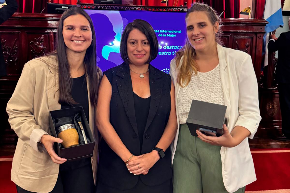 Florencia y Felicitas, con la diputada Laner.
