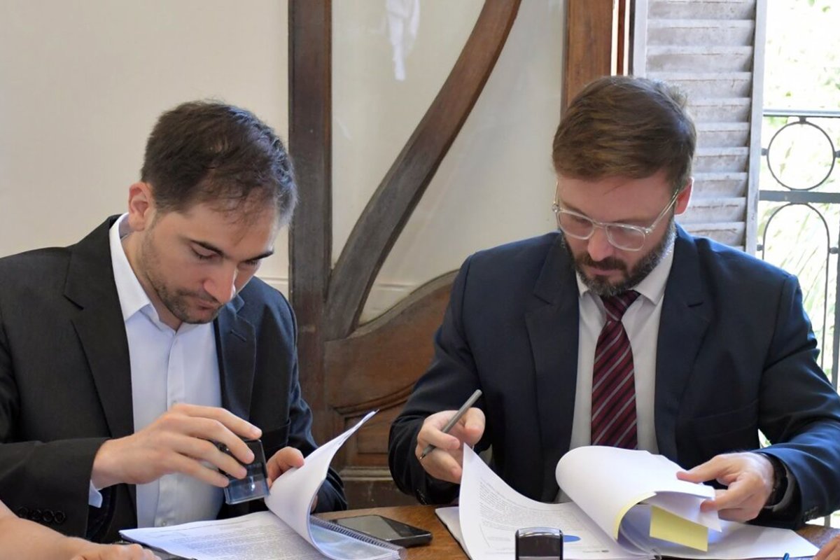 Ferreyra y Azcu&eacute; firmaron el decreto con Dell'Olio