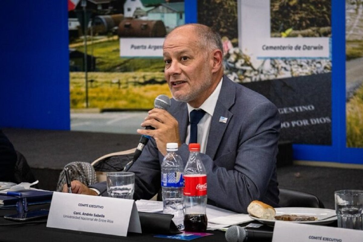 Andr&eacute;s Sabella, rector de UNER.