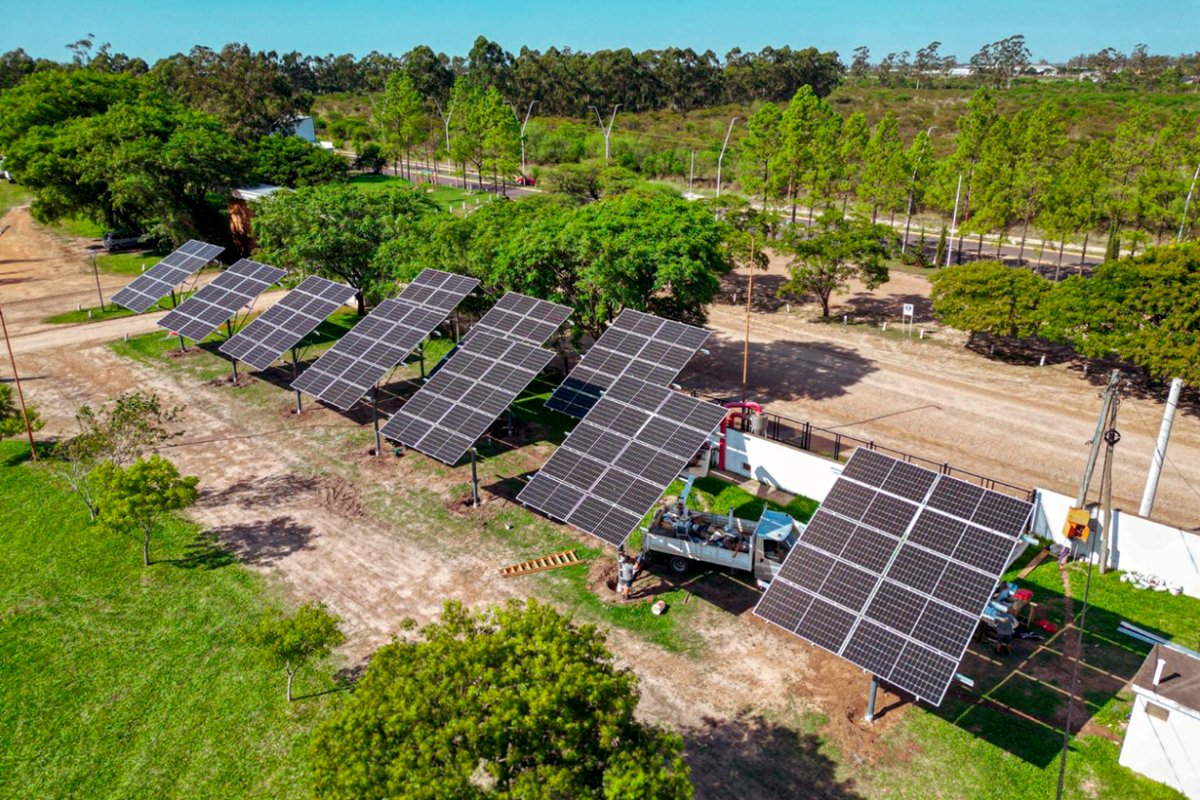 Paneles fotovoltaicos, en termas de Chajar&iacute;.
