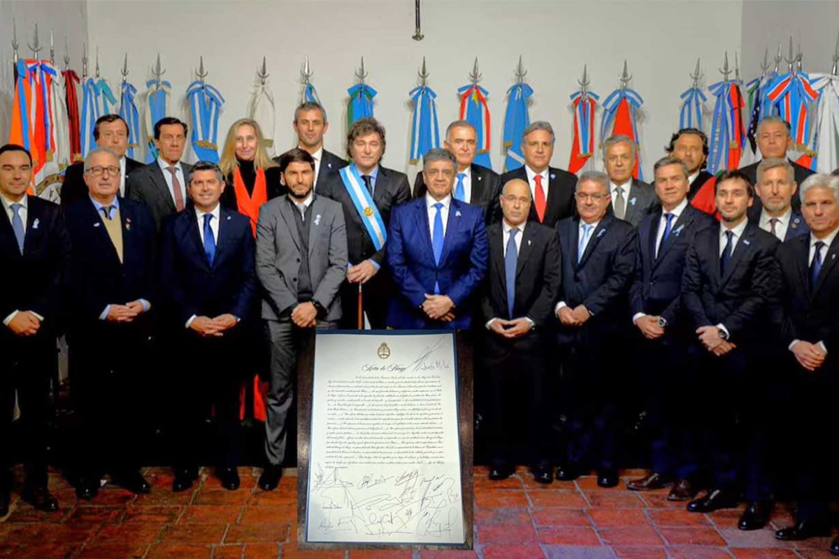 Gobernadores al firmar el Pacto de Mayo