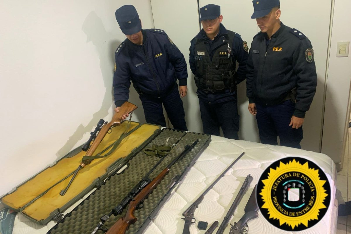 Las armas que ten&iacute;a el joven detenido.