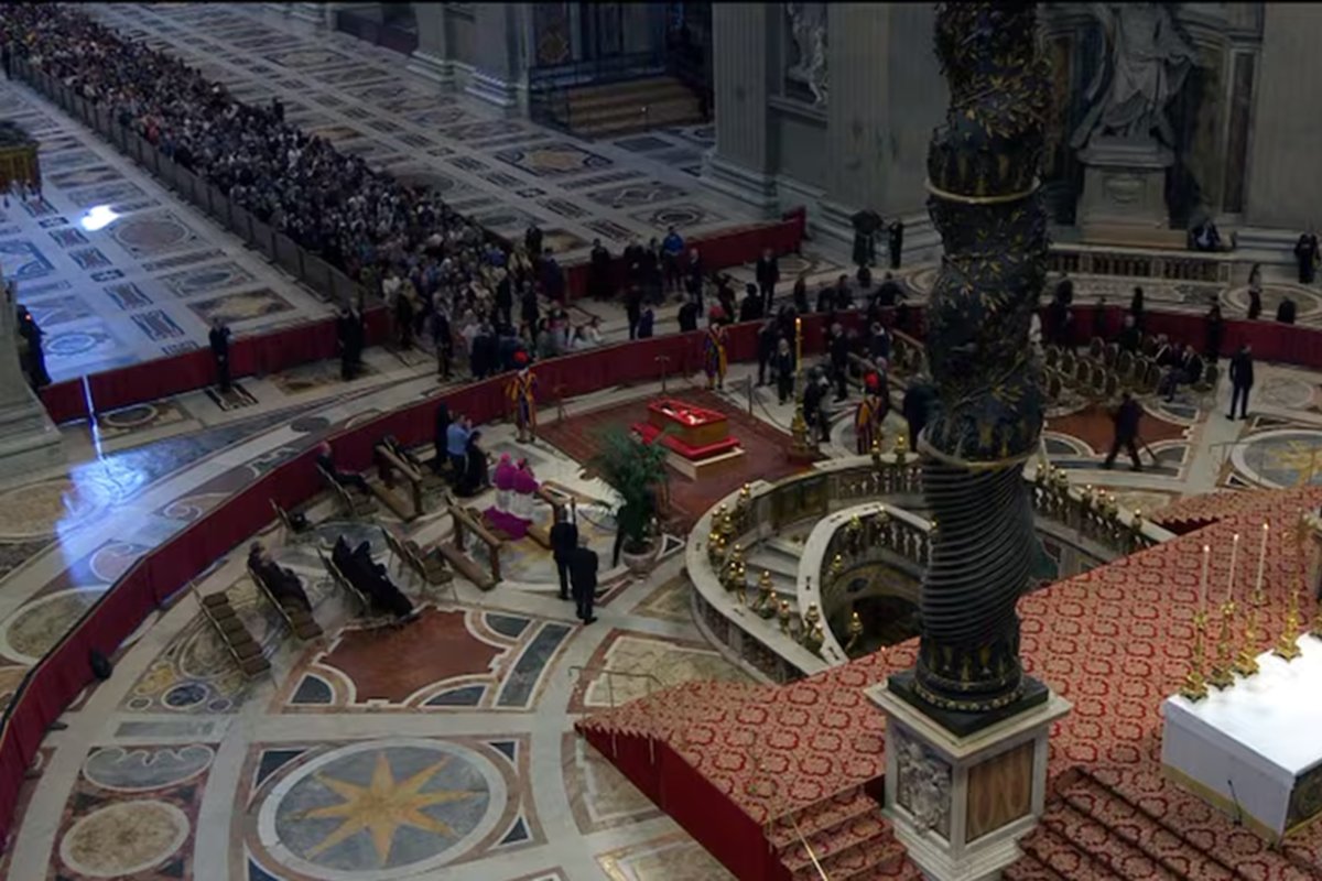 El &uacute;ltimo adi&oacute;s al Papa del fin del mundo.