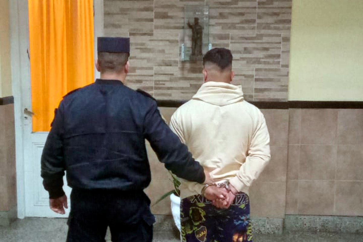 El detenido se conduc&iacute;a en un Cl&iacute;o blanco.
