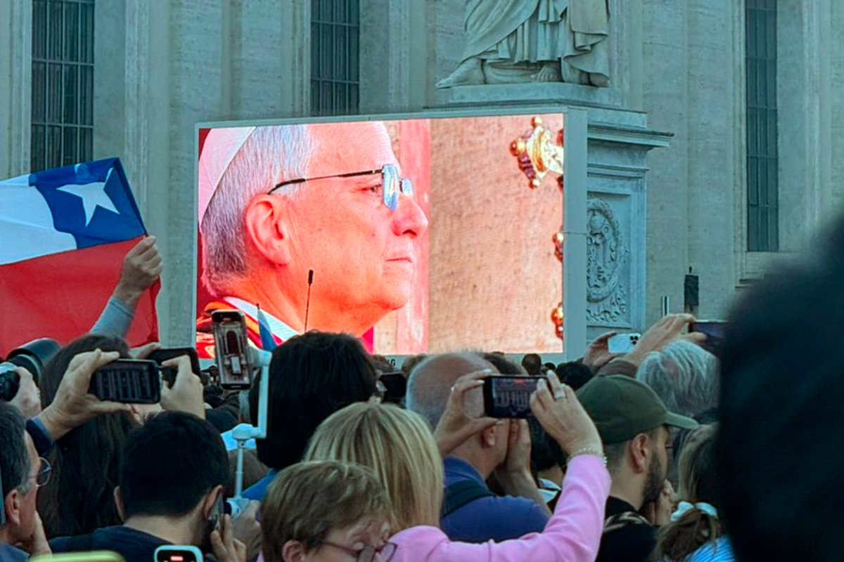 El nuevo papa y la multitud retrat&aacute;ndolo.
