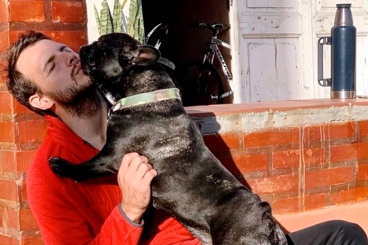 El uruguayense Pais con su perro Kovu.