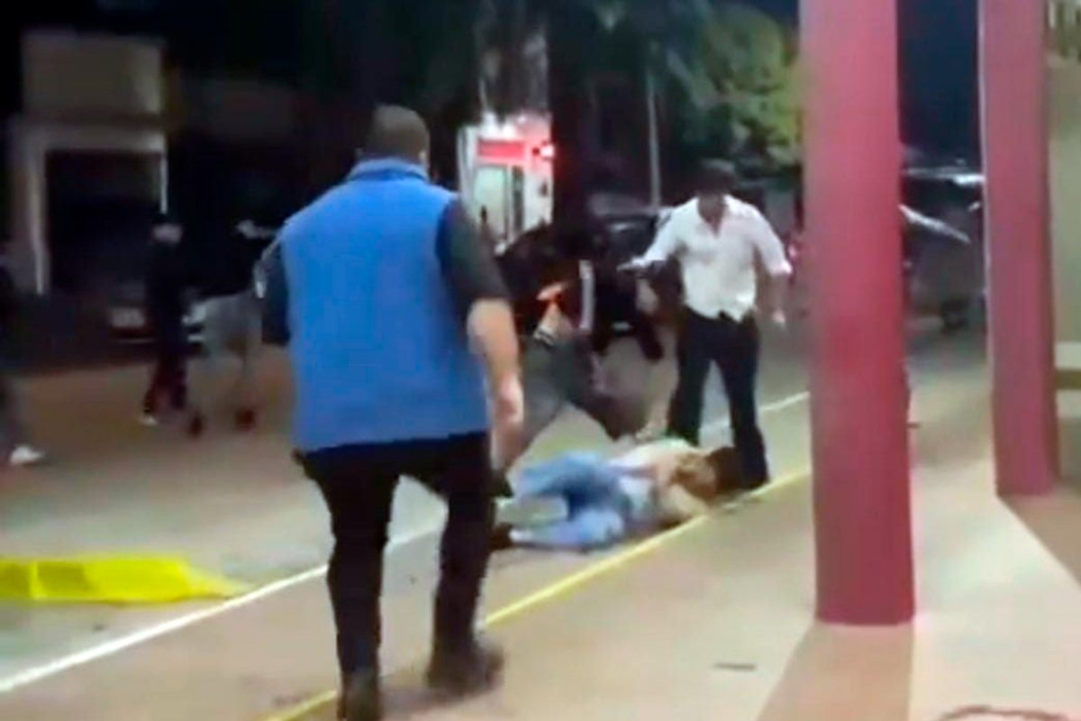 Una captura del video que muestra la agresi&oacute;n.