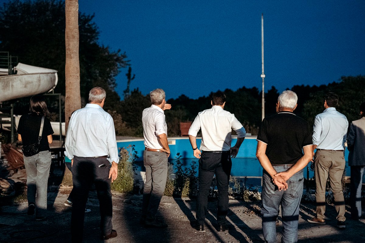 Frigerio recorri&oacute; el hotel a recuperar, en el lago