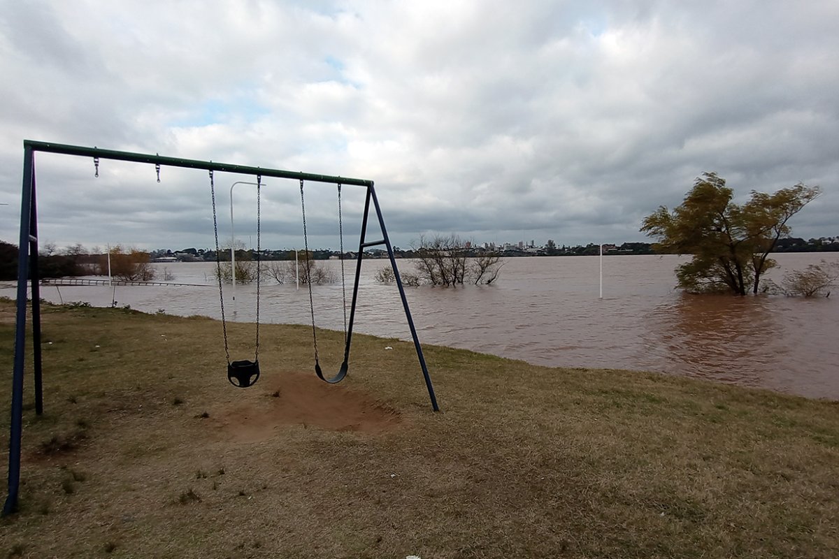 Plaza Juan Pablo II, el r&iacute;o y Salto (foto: EER)