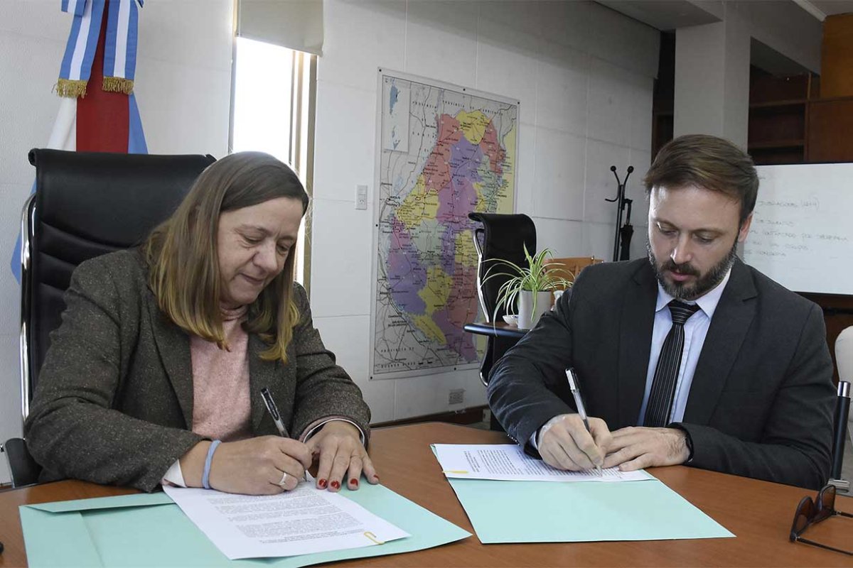 La ministra Berisso con el intendente Azcu&eacute;