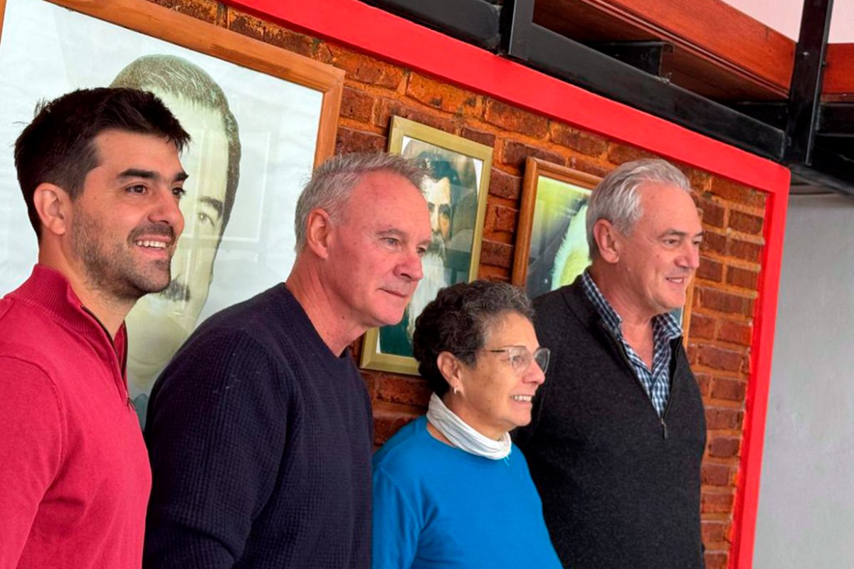 Benedetti, con Oviedo y Schneider.