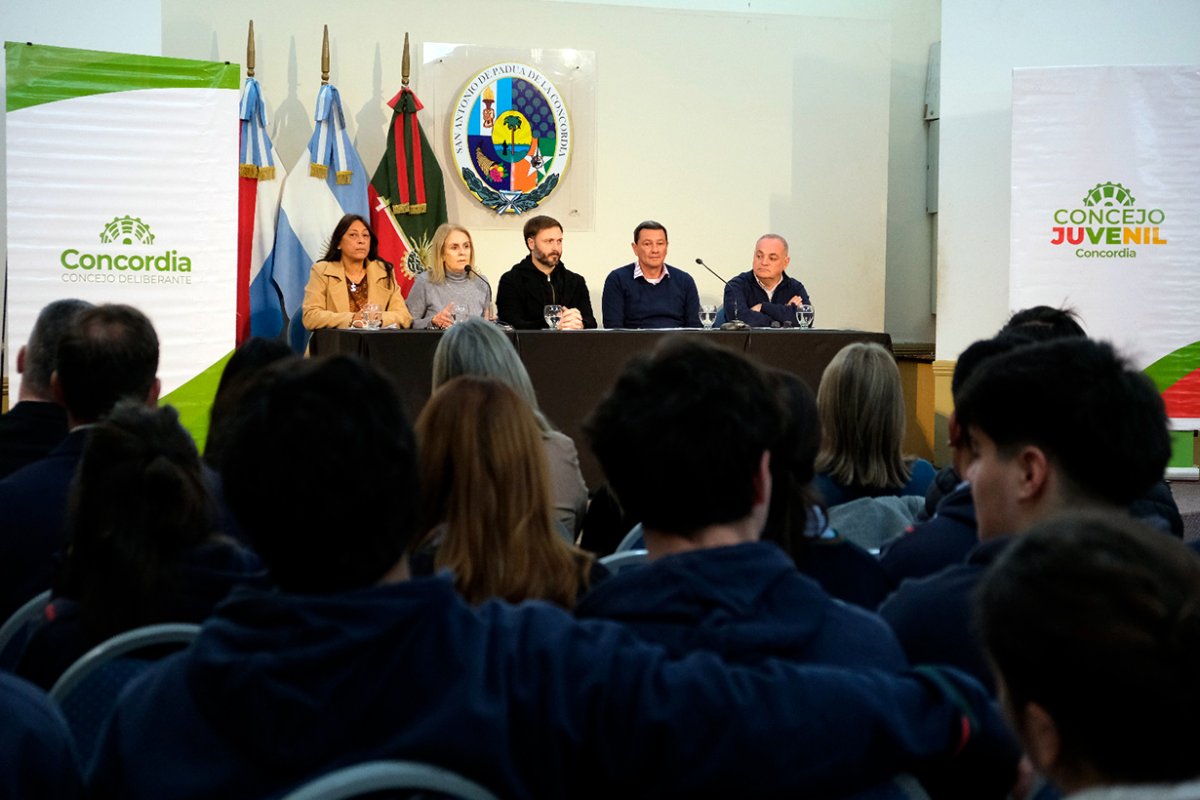 Lanzamiento, en sal&oacute;n de actos de la Municipalidad