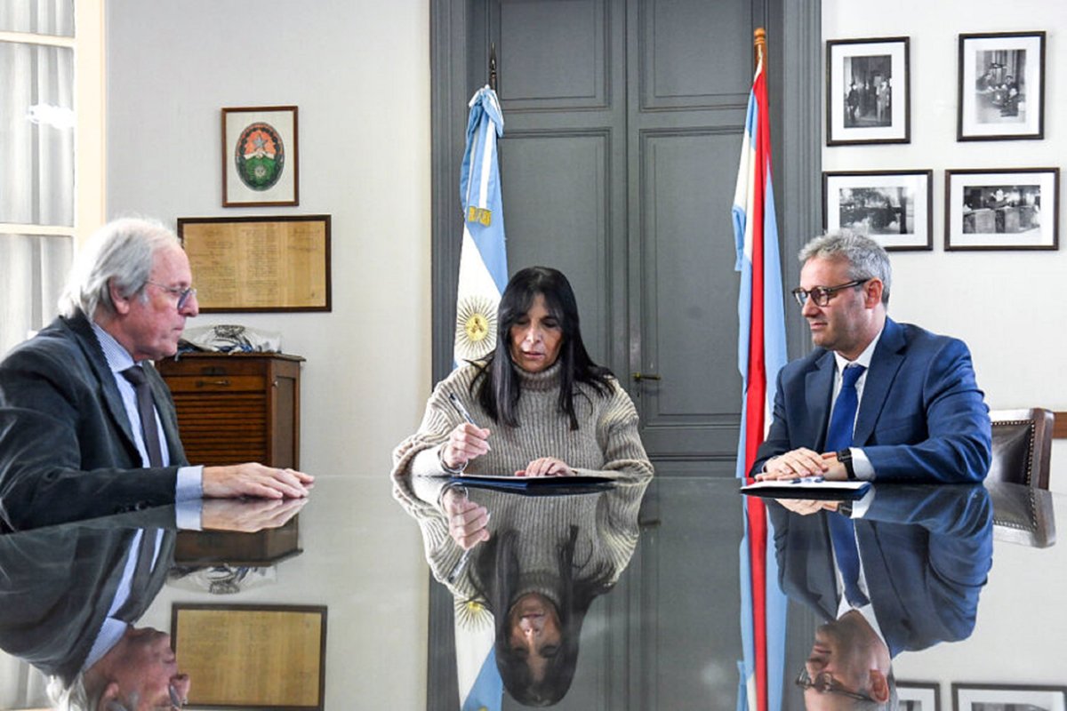 Aluani y R&iacute;os firmaron el convenio.
