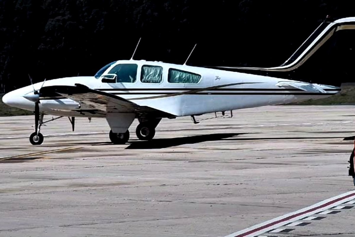 La imagen del avi&oacute;n fue publicada por funcionarios