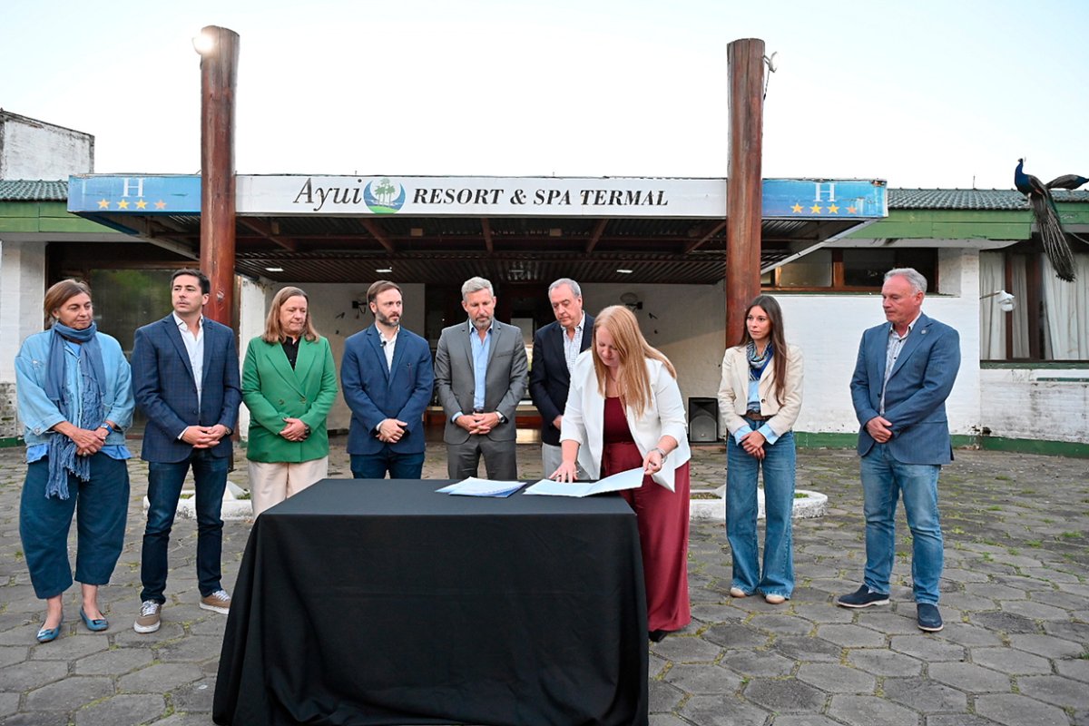Firmaron el llamado a licitaci&oacute;n p&uacute;bica.