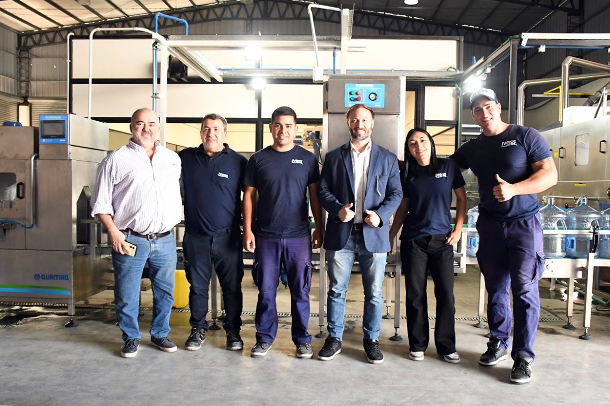 El intendente recorri&oacute; la embotelladora de IVESS.