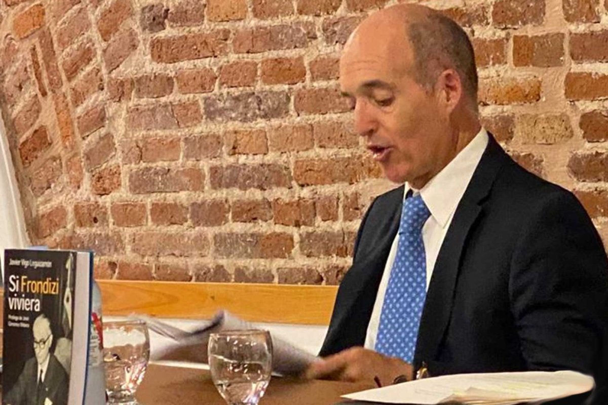 El nieto presentando el libro sobre Frondizi