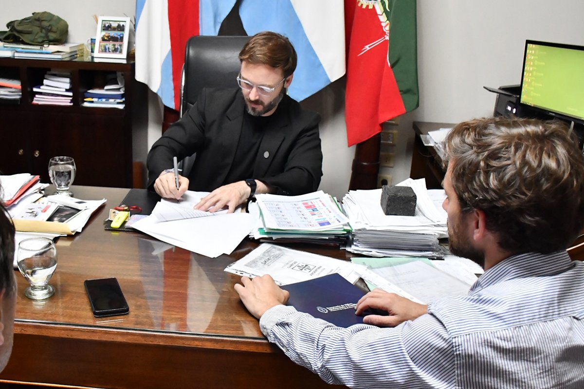 Azcu&eacute; firm&oacute; la continuidad con Naci&oacute;n.