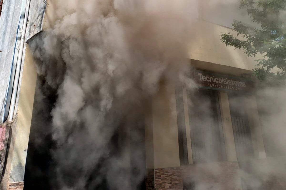 As&iacute; sal&iacute;a el humo por el port&oacute;n de planta baja.