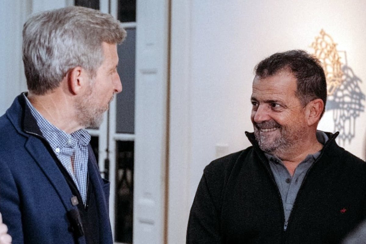 Kneeteman junto al gobernador Frigerio.