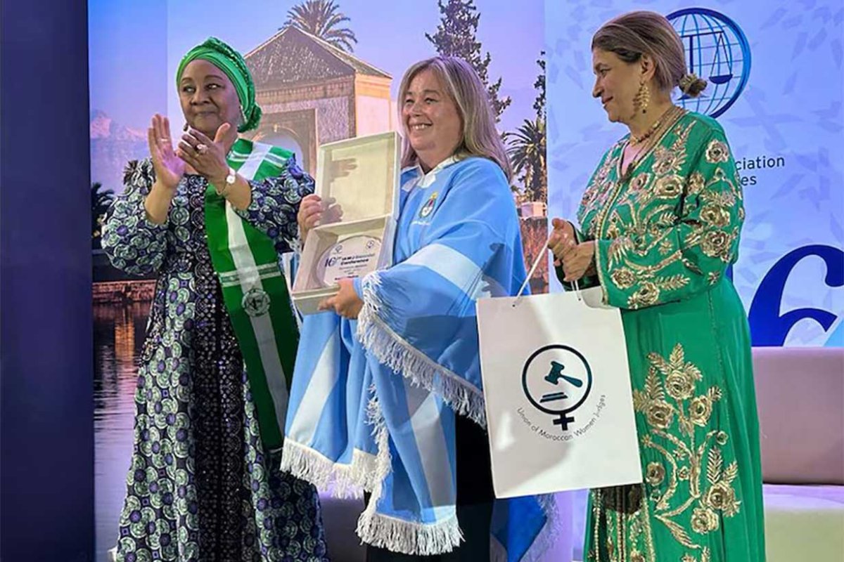 Medina, recibiendo un premio