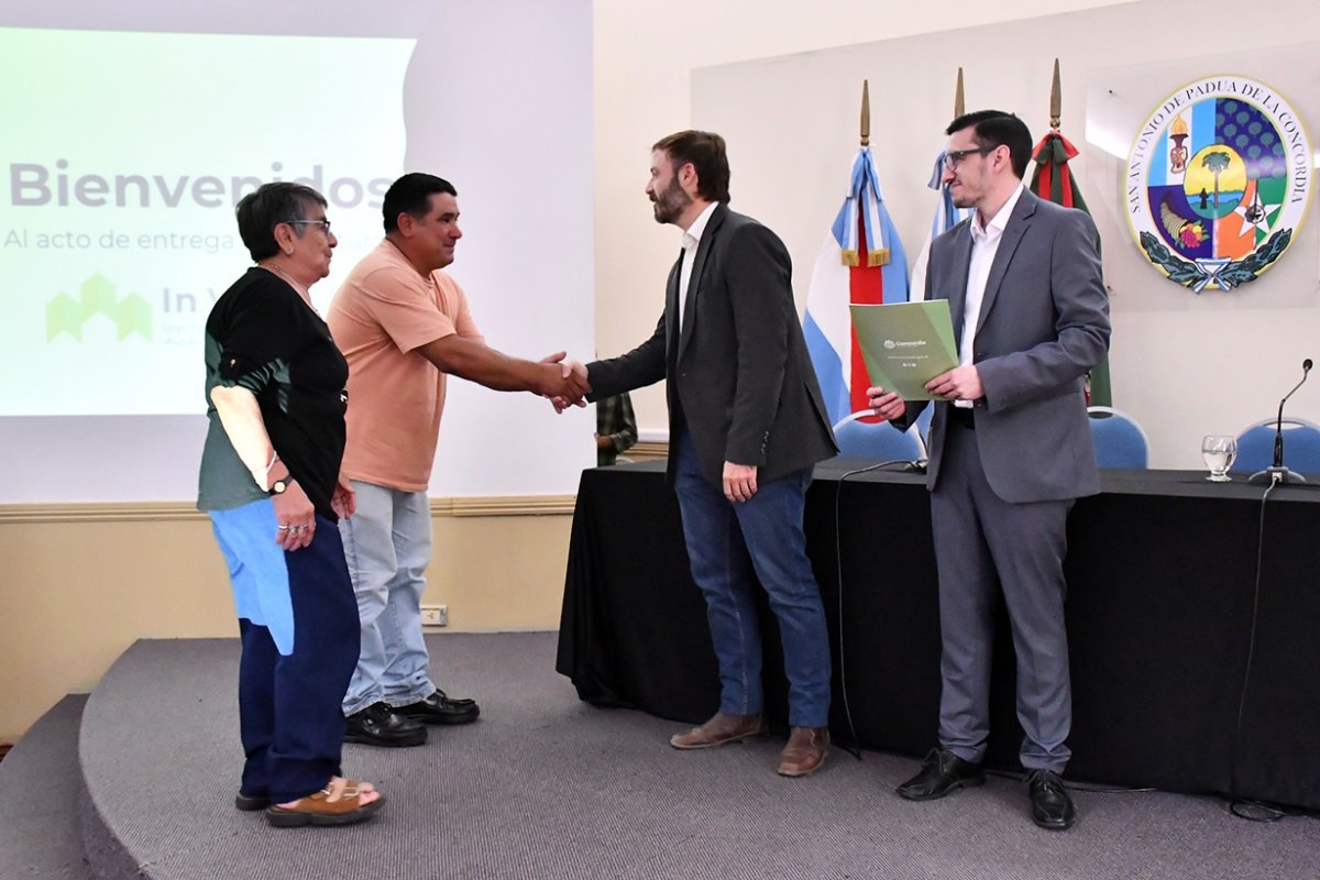 Azcu&eacute; particip&oacute; de la entrega de escrituras.