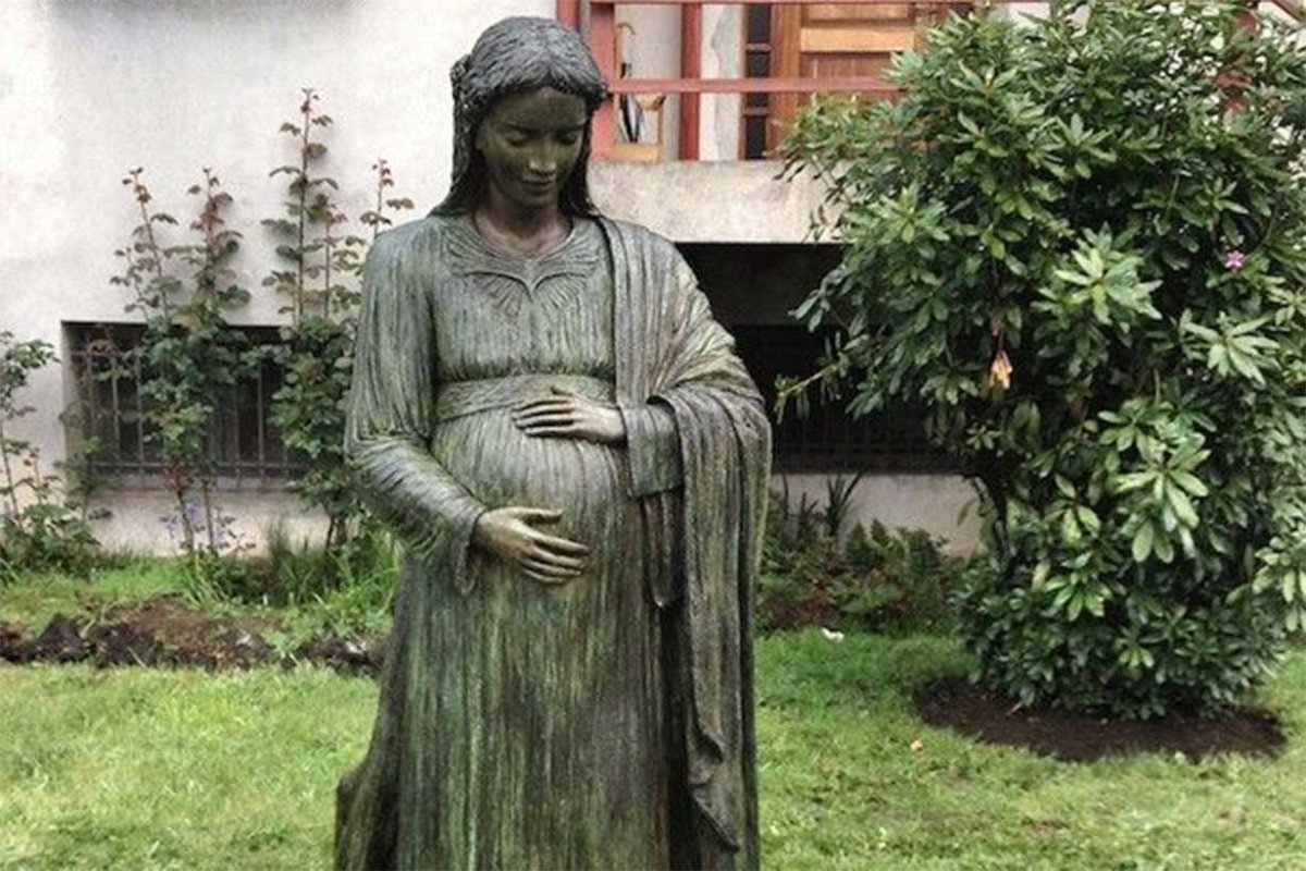 Escultura de la Virgen del Ni&ntilde;o por nacer