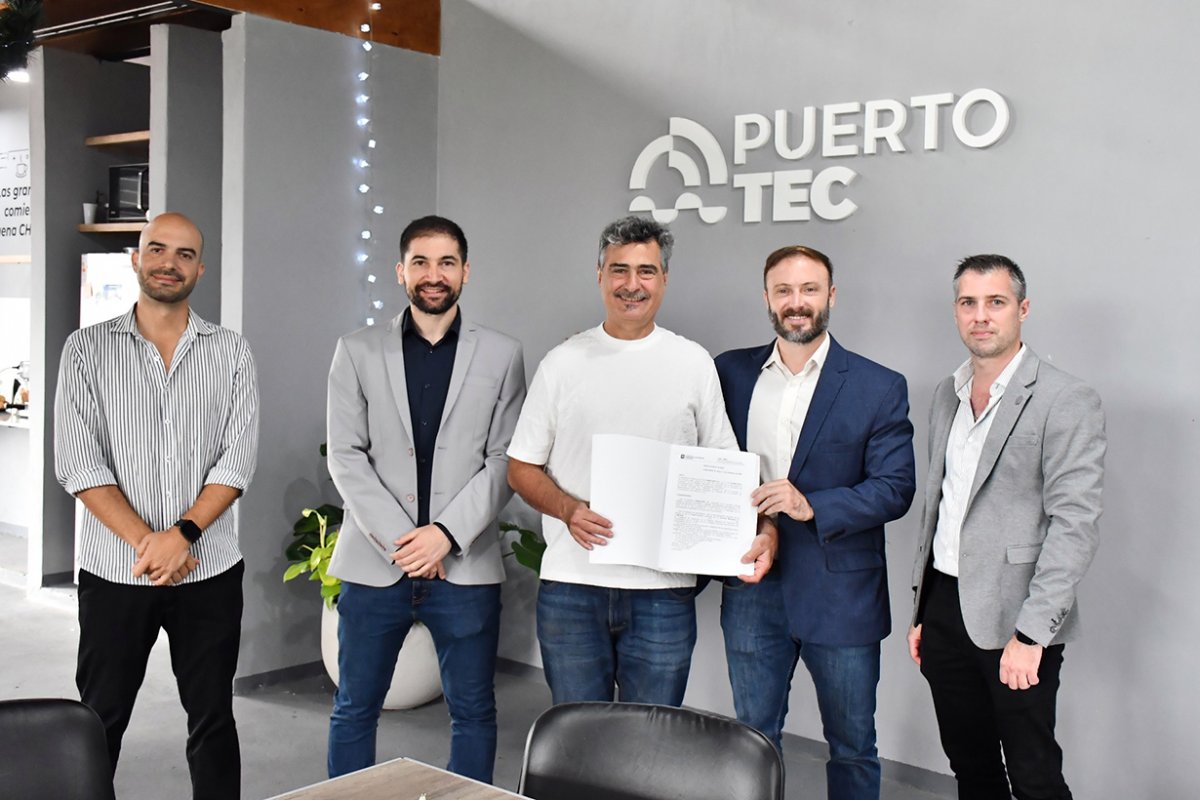 Brice&ntilde;o firm&oacute; el ingreso al Registro Municipal.