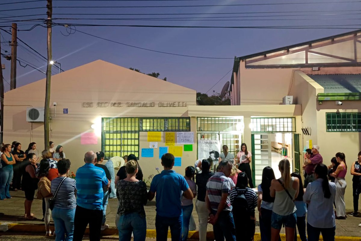 La comunidad apoy&oacute; a la rectora agredida.