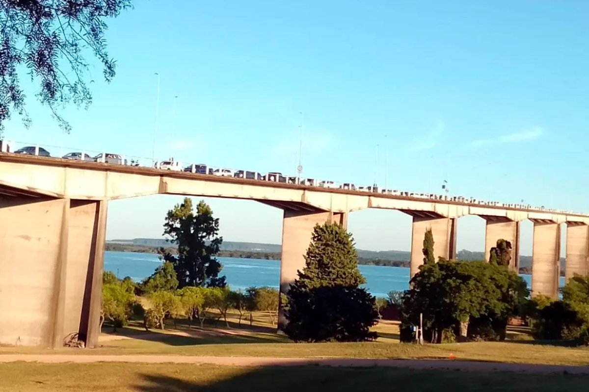 Largas filas sobre el puente internacional.