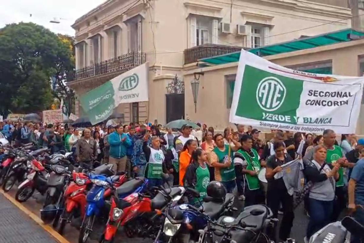 Protesta del 9 de enero frente a la Municipalidad.