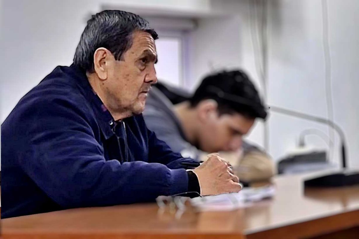 Carlos Medina en plena tarea de abogado