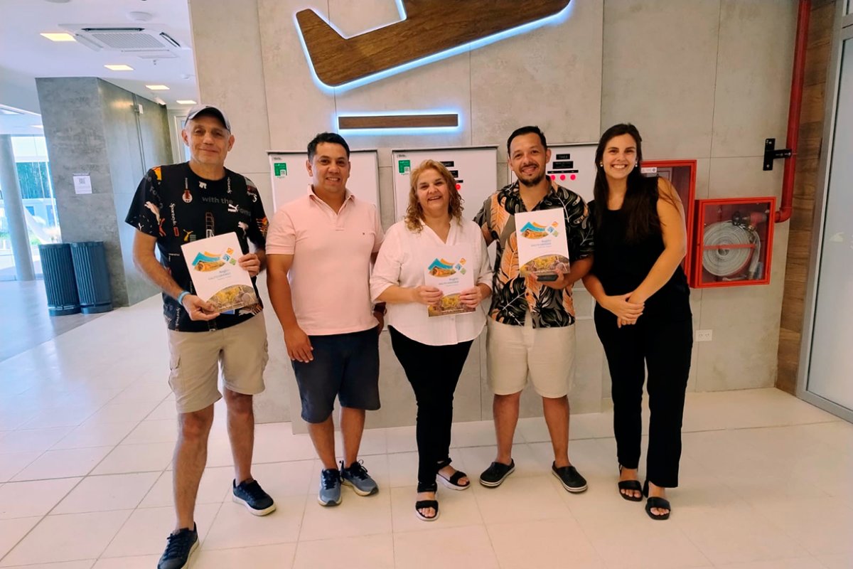 Periodistas y operadores, en el aeropuerto.