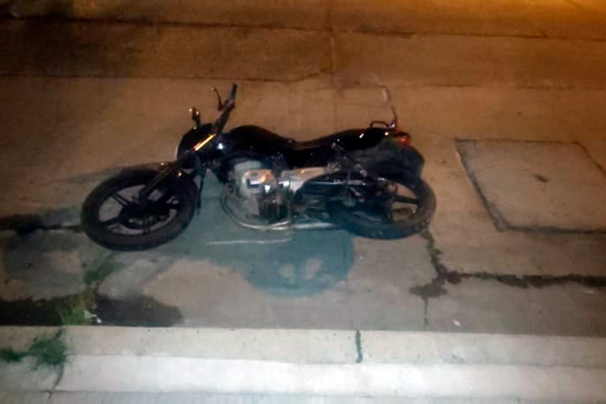 En esa moto iba el hombre que fue hospitalizado.