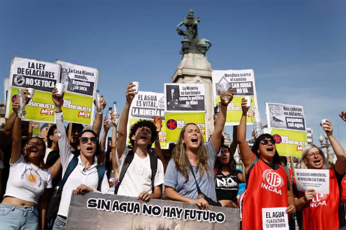 Afuera, hubo protestas