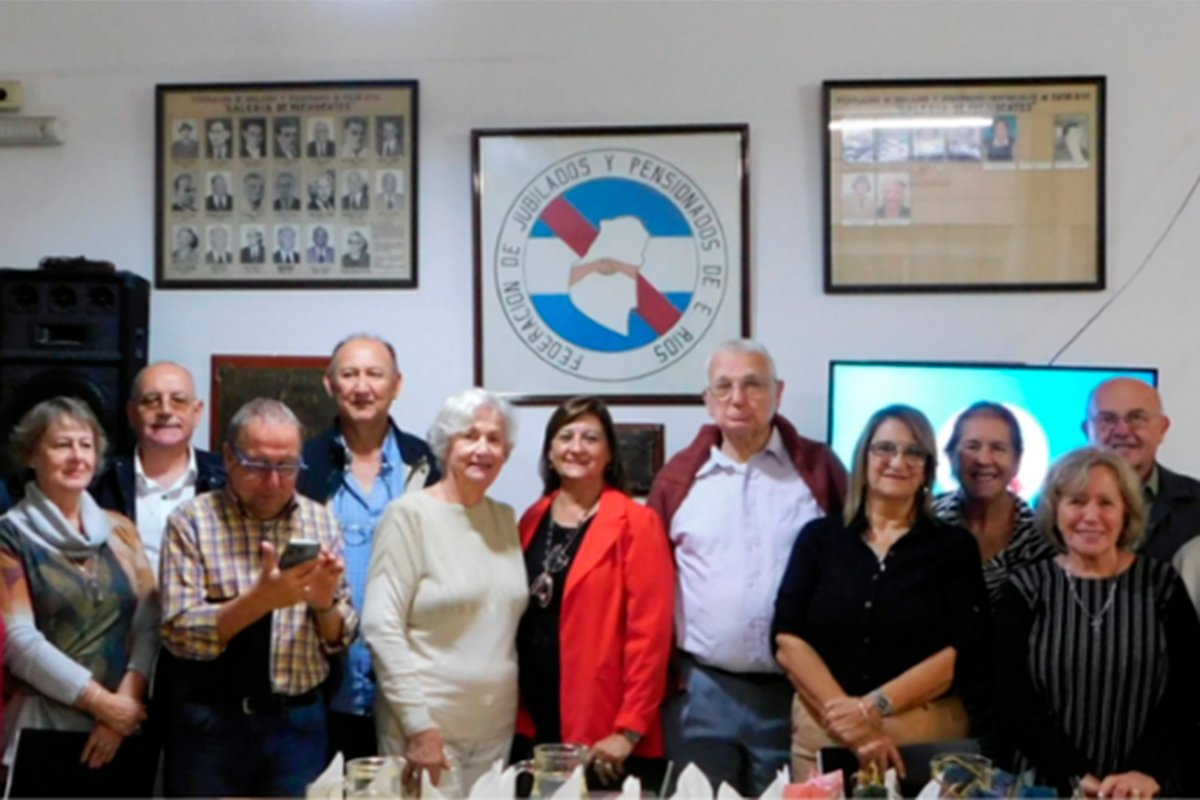Aimone (centro) con autoridades de la Federaci&oacute;n.