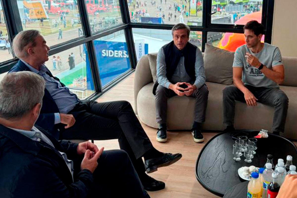 Michel con Pichetto y autoridades de Sidersa.