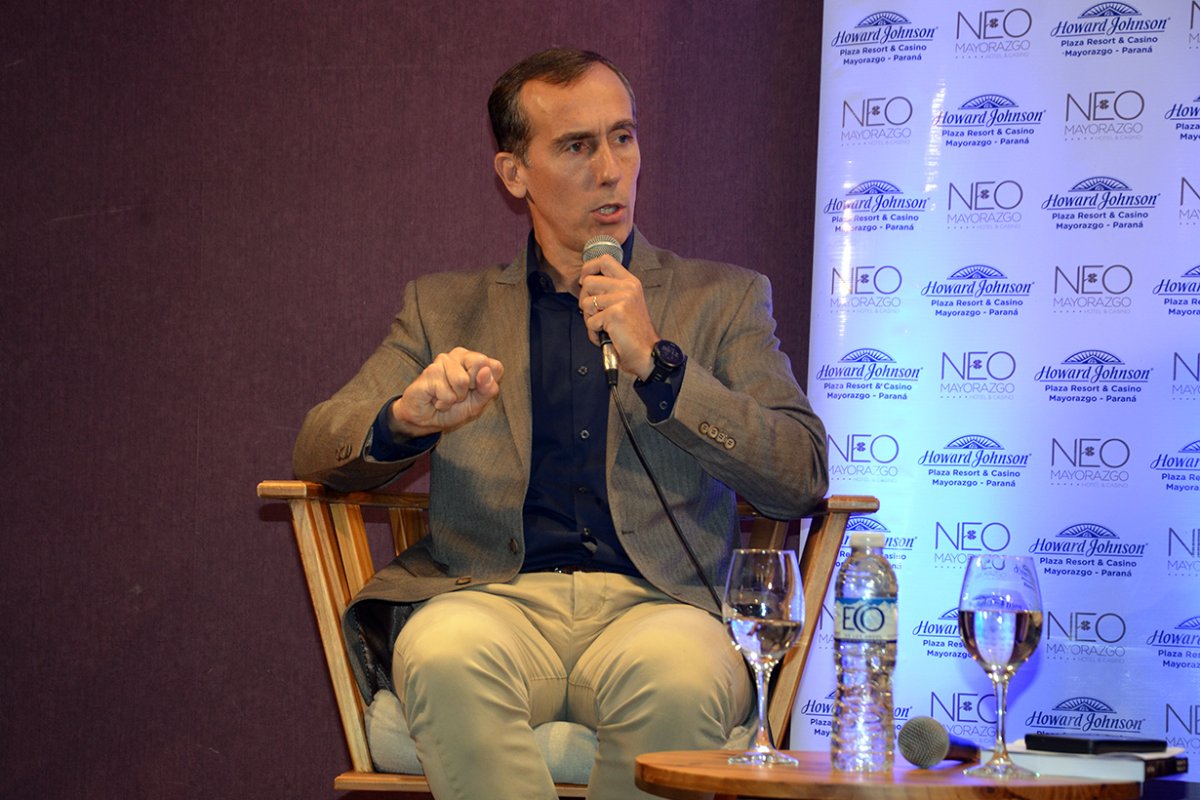 Alconada Mon dio una charla en Paran&aacute;.