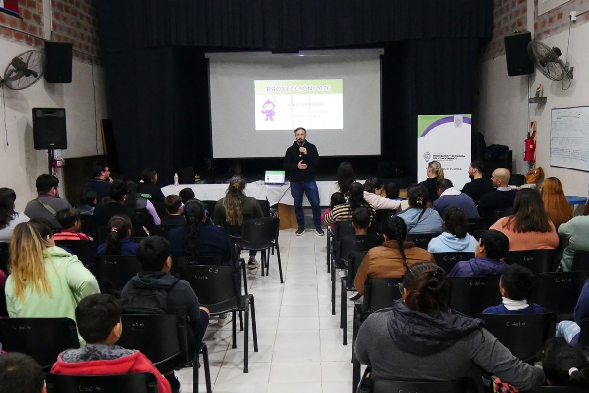 Azcu&eacute; encabez&oacute; la apertura del Club de Rob&oacute;tica.