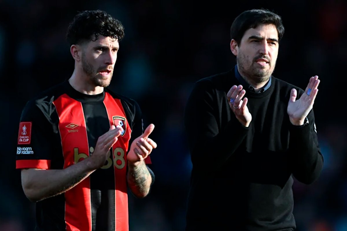 Senesi es dirigido por Iraola en Bournemouth.