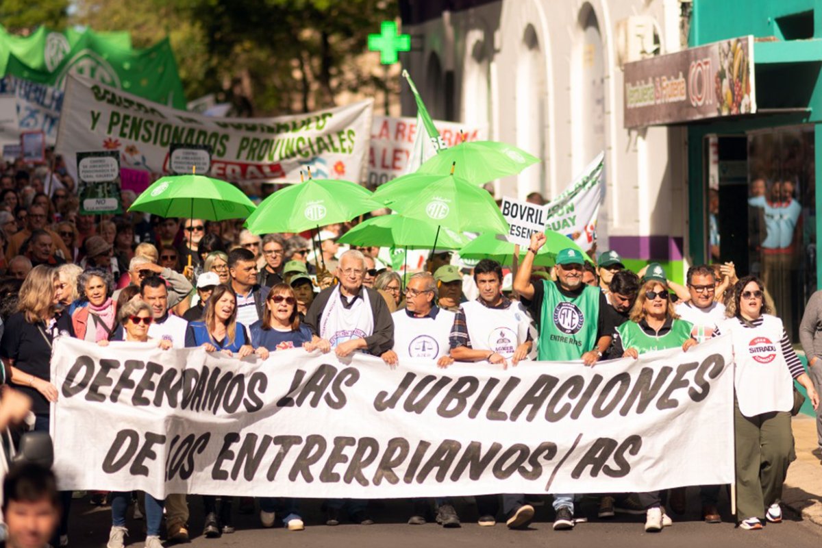 Aimone (centro) encabez&oacute; la marcha.