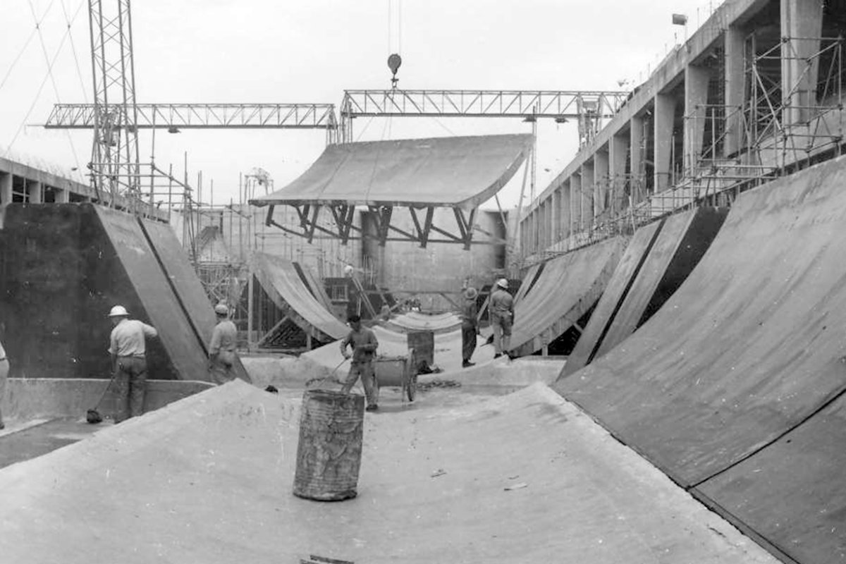 Trabajadores del tunel en el dique seco.
