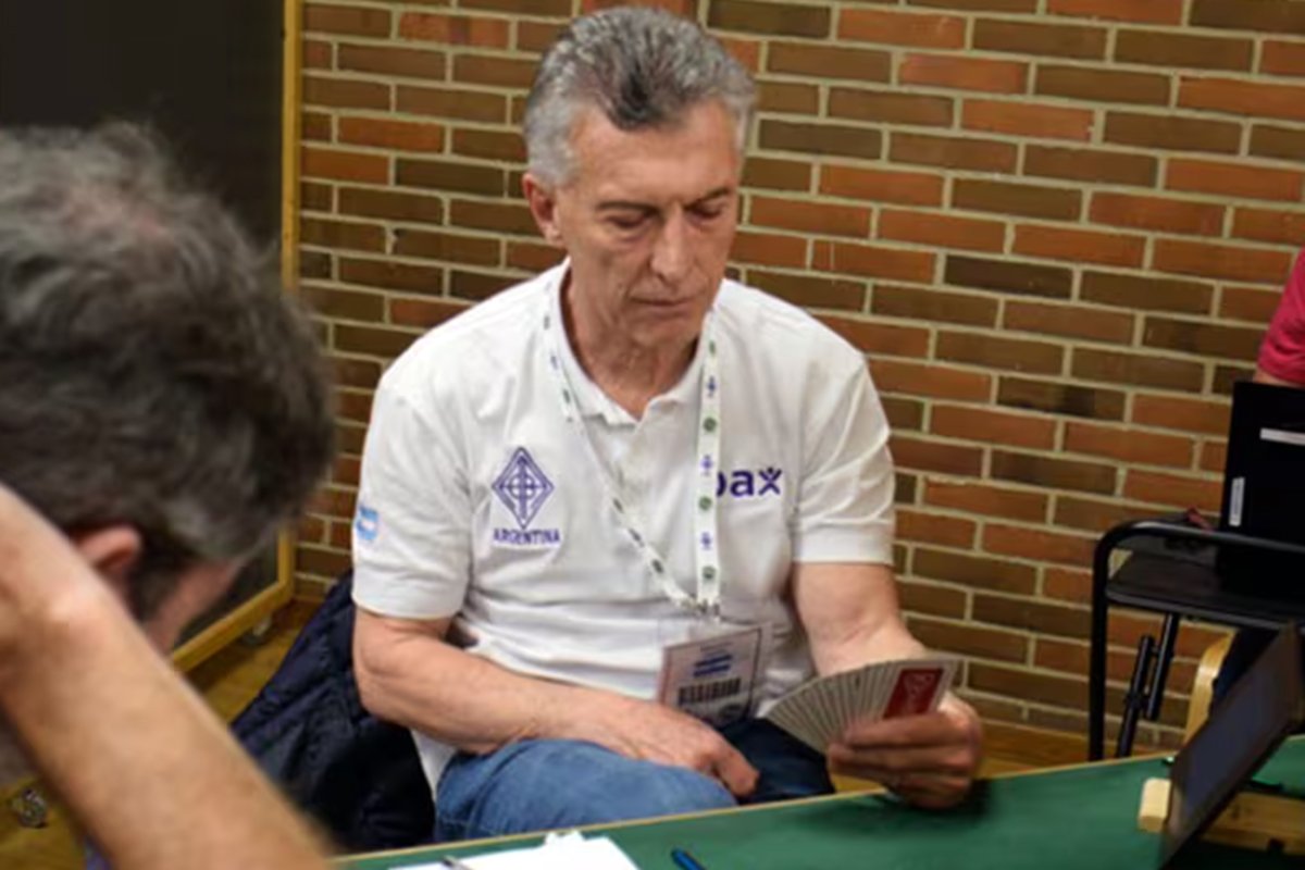 Macri juega al bridge y ve qu&eacute; cartas usar.