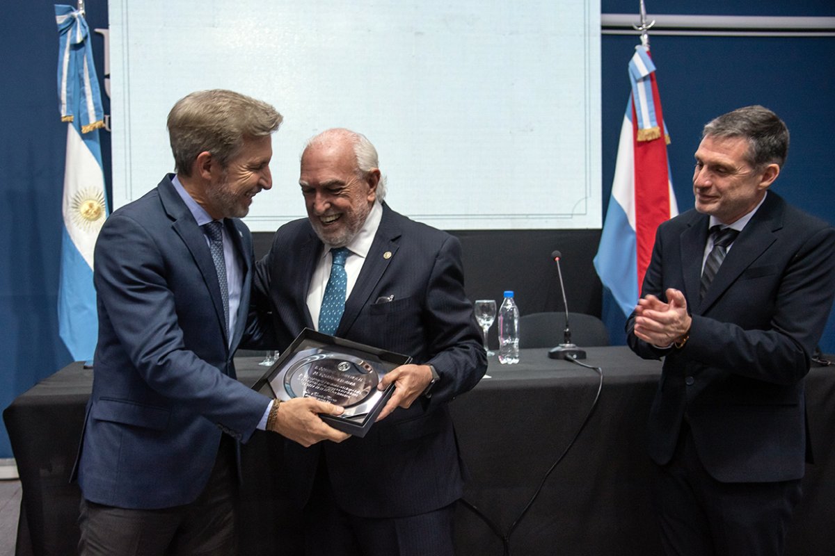 Gil Lavedra recibi&oacute; la distinci&oacute;n en Uader.