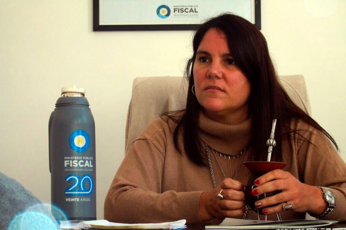 Minatta pidi&oacute; 20 a&ntilde;os para dos exgendarmes.