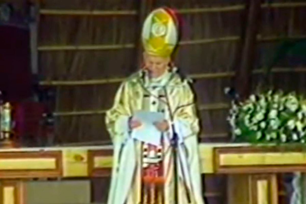 El Santo Padre en el altar de Salto.