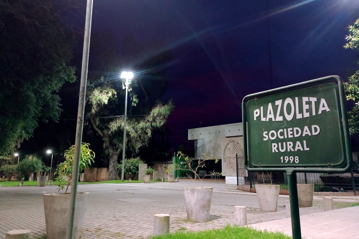 Se hizo la luz en la plazoleta.